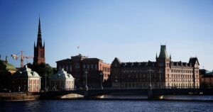 先教与先资——全球现代化路径的深层分野